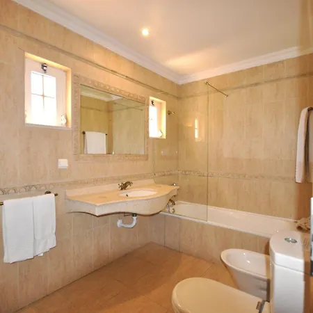 Villa A Stylish With A Private Pool, Short Drive From The Centre, Free Ac Wifi