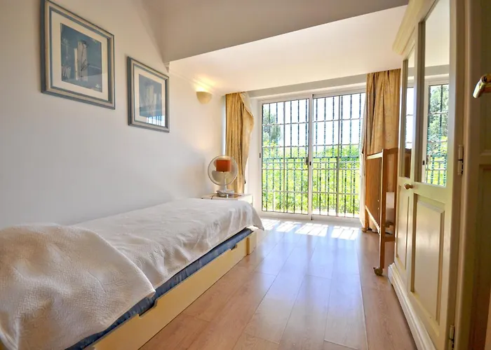 A Stylish With A Private Pool, Short Drive From The Centre, Free Ac Wifi