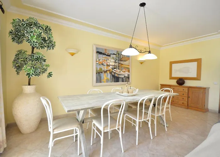 A Stylish With A Private Pool, Short Drive From The Centre, Free Ac Wifi