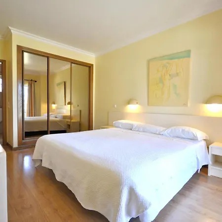 A Stylish With A Private Pool, Short Drive From The Centre, Free Ac Wifi