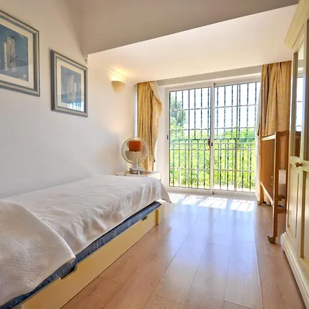 A Stylish With A Private Pool, Short Drive From The Centre, Free Ac Wifi