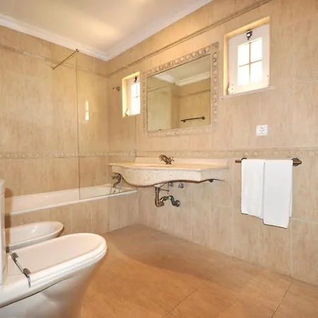 A Stylish With A Private Pool, Short Drive From The Centre, Free Ac Wifi Quarteira