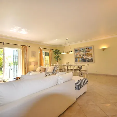 A Stylish With A Private Pool, Short Drive From The Centre, Free Ac Wifi