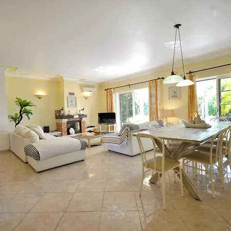 A Stylish With A Private Pool, Short Drive From The Centre, Free Ac Wifi Quarteira