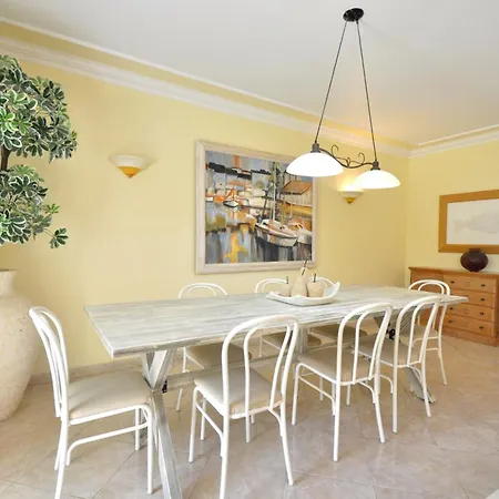 A Stylish With A Private Pool, Short Drive From The Centre, Free Ac Wifi