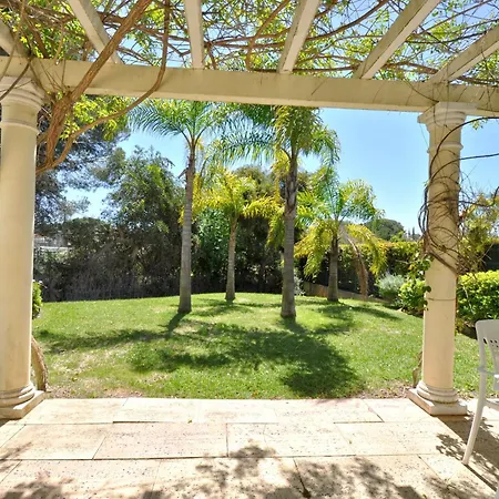 A Stylish With A Private Pool, Short Drive From The Centre, Free Ac Wifi