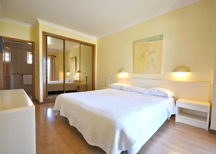 A Stylish With A Private Pool, Short Drive From The Centre, Free Ac Wifi