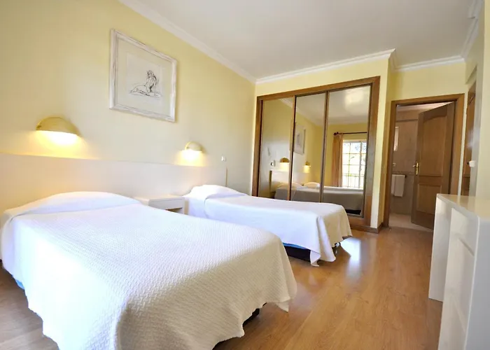A Stylish With A Private Pool, Short Drive From The Centre, Free Ac Wifi Quarteira