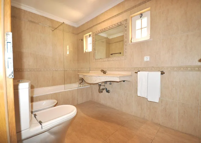 A Stylish With A Private Pool, Short Drive From The Centre, Free Ac Wifi Quarteira
