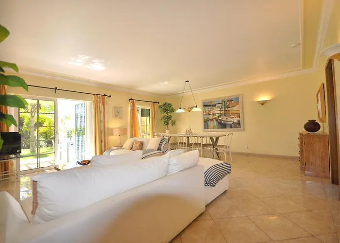 A Stylish With A Private Pool, Short Drive From The Centre, Free Ac Wifi