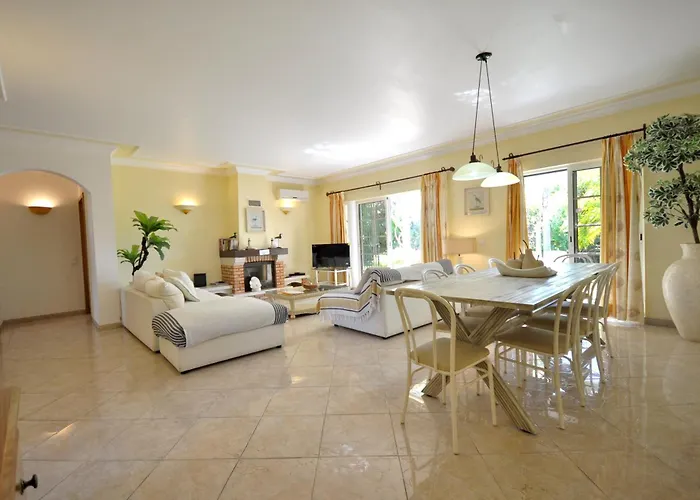 A Stylish With A Private Pool, Short Drive From The Centre, Free Ac Wifi Quarteira