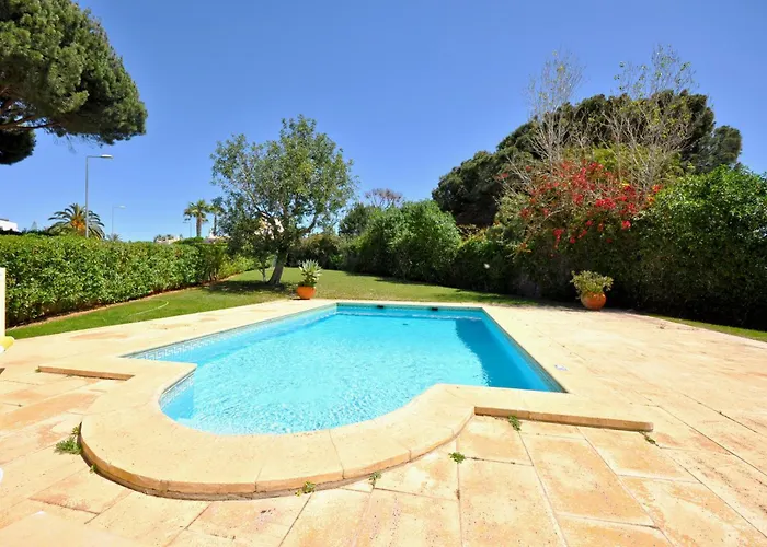 A Stylish With A Private Pool, Short Drive From The Centre, Free Ac Wifi Quarteira