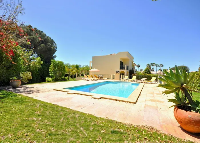 A Stylish With A Private Pool, Short Drive From The Centre, Free Ac Wifi Quarteira