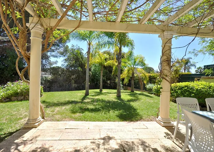 A Stylish With A Private Pool, Short Drive From The Centre, Free Ac Wifi